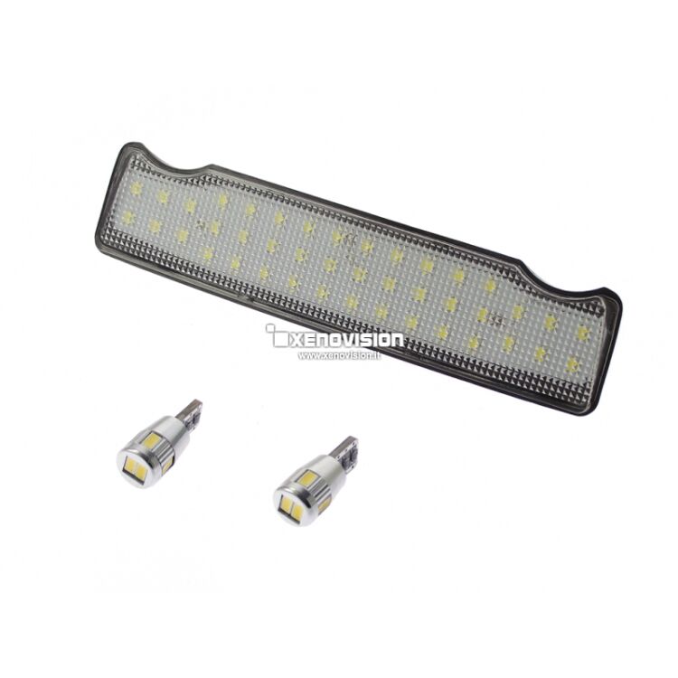 Kit Led Luci Cortesia Anteriori per BMW F10 F01 F02 F03. Rimpiazzano Plug&amp;Play le lampadine delle vostre plafoniere sul soffitto dell&#39;auto, aumentando notevolmente la luminosit&agrave; dell&#39;interno, con un&#39;illuminazione di un bianco purissimo 6000k. Qualit&agrave; Garantita Xenovision.