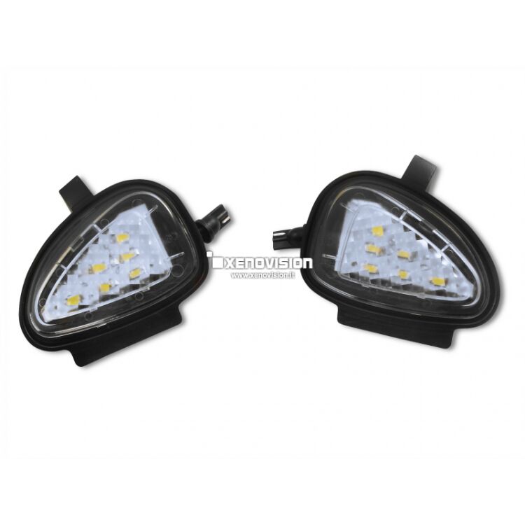 <strong>600 Lumen&nbsp;</strong>Una coppia di placche Led Plug&amp;Play Ultraluminose per luci pozzanghera sottospecchi VolksWagen Golf VI, Passat, Touran. Rimpiazza i punti luce esistenti, zero spie. Installazione semplicissima.