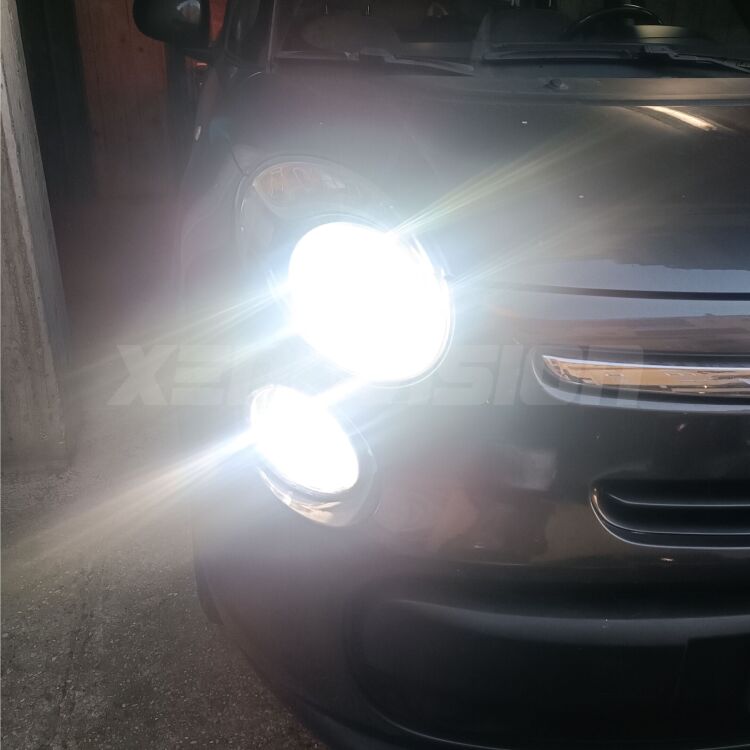 2 Luci diurne LED Fiat 500L  2012 - 2017: T20 Pyramid Coppia <strong>Luci diurne LED</strong> per Fiat <strong>500L </strong>  2012 - 2017. Lampadine premium <strong>T20</strong> ultra luminose e super canbus, modello Pyramid Xenovision.