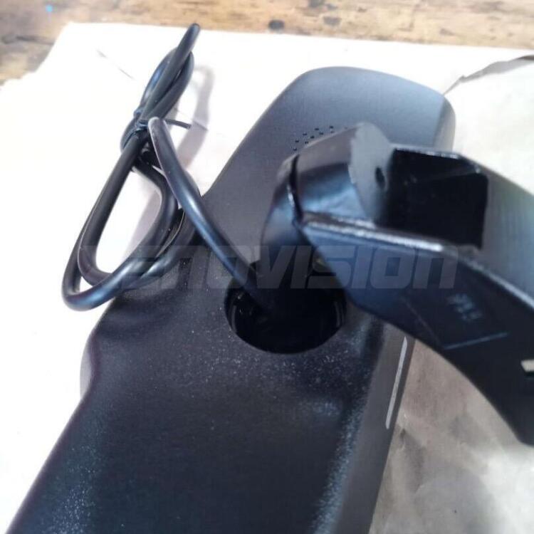 Staffa OEM fit per Kit Retrovisore Telecamera Retromarcia - Modello A Staffa su misura per montare il nostro kit specchietto con telecamera sul supporto originale dell’auto, senza modifiche. Fissaggio stabile e invisibile. Modello A
