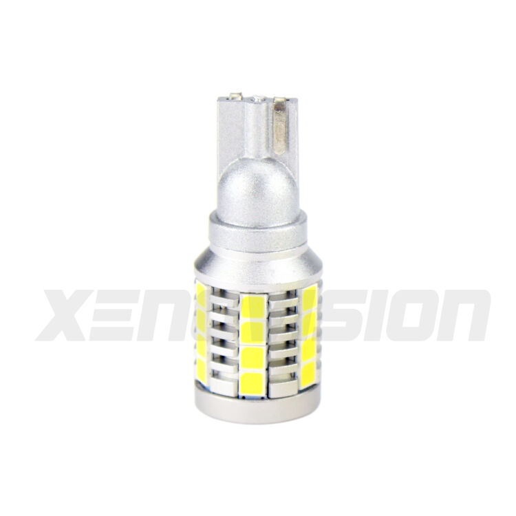 3 Retromarcia LED T15 BackBeamPRO per Hyundai I30 PDE, PD, PDEN 2016 in poi <strong>Luce retromarcia LED per Hyundai I30</strong> PDE, PD, PDEN 2016 in poi. Una lampadina <b>T15</b> esageratamente spinta: 15W di potenza, 20 volte più luce delle originali.