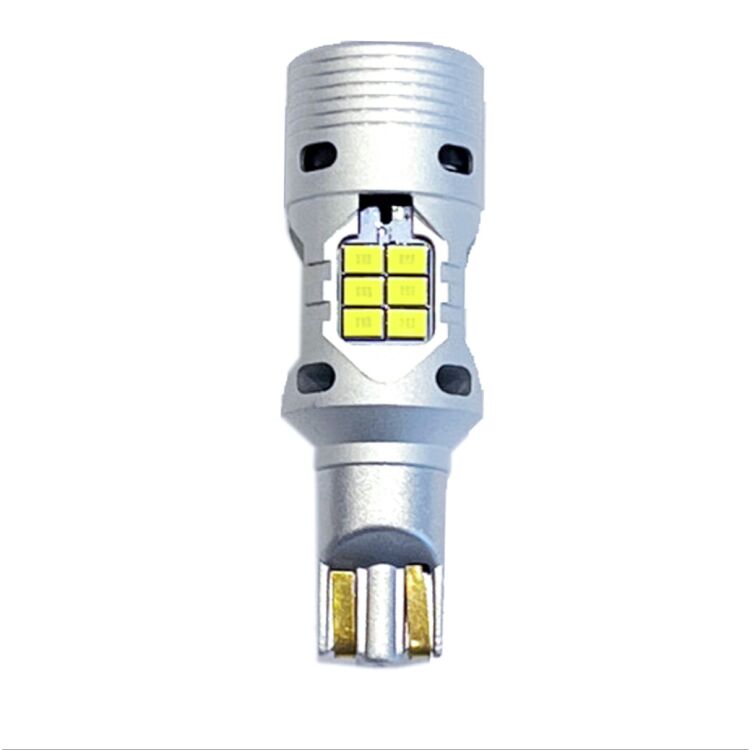1 Retromarcia LED T15 BackBeamPRO per Hyundai I30 PDE, PD, PDEN 2016 in poi <strong>Luce retromarcia LED per Hyundai I30</strong> PDE, PD, PDEN 2016 in poi. Una lampadina <b>T15</b> esageratamente spinta: 15W di potenza, 20 volte più luce delle originali.
